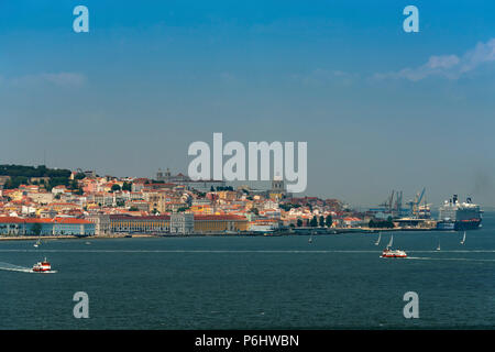 Vue sur les toits de la ville de Lisbonne avec des bateaux (cacilheiro) sur le Tage ; Concept pour voyager au Portugal et visiter Lisbonne Banque D'Images