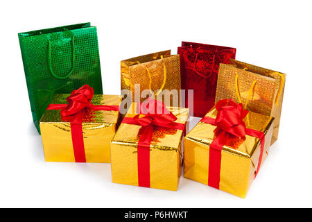 Trois d'or coffrets cadeaux et cadeaux sacs sur fond blanc Banque D'Images