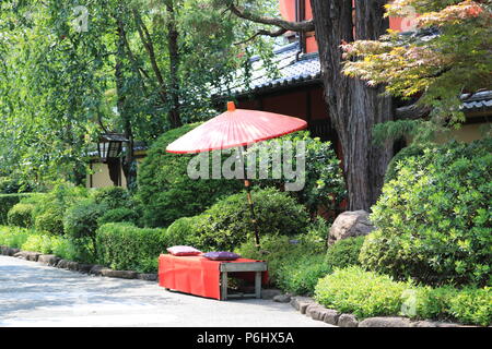 Parapluie Japonais (Wagasa) dans une rue Banque D'Images