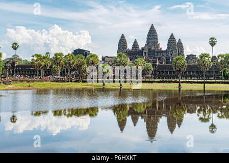 Angkor Wat, au Cambodge - 17 novembre 2017 : les touristes visitent Angkor Wat temple avec reflet dans l'eau. C'est le plus grand complexe religieux dans Banque D'Images