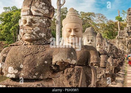 Siem Reap, Cambodge - Nov 17, 2017 : les touristes de passage par des statues à la Porte Sud d'Angkor Thom. C'était le dernier et le plus durable capitale de Khmers Banque D'Images