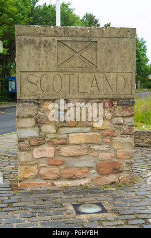 Construit en pierre érigés Scotland road 1993, sur la route A1, à la frontière entre l'Angleterre et l'Ecosse Banque D'Images