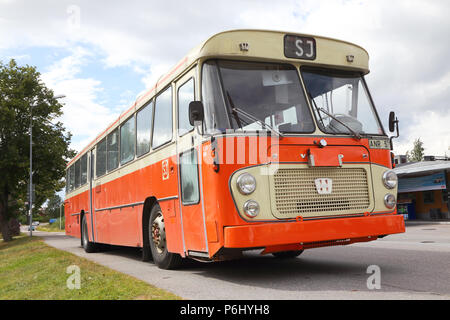 Mariefred, Suède - août 7, 2016 : Ancien modèle Volvo bus SJ B58 année 1970 avec corps en Hagglund et fils peint en 1986 de couleur (une orange Banque D'Images