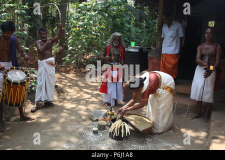 Para eduppu est une coutume populaire au kerala temples bhagavathi.velichappad ou Oracle et son équipe maisons visites de bénir les fidèles Banque D'Images