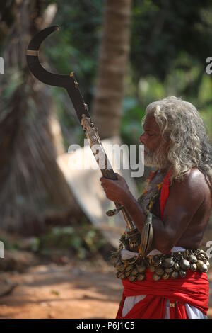 Para eduppu est une coutume populaire au kerala temples bhagavathi.velichappad ou Oracle et son équipe maisons visites de bénir les fidèles Banque D'Images