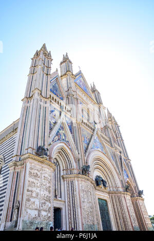 Façade de la Cathédrale de Duomo di Orvieto Orvieto (Italie). Construction de style gothique dédiée à la Madonna Banque D'Images