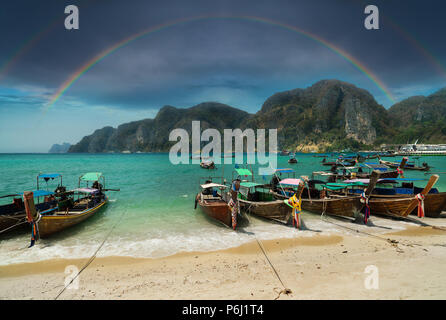 Tonsai Beach bay view avec de nombreux bateaux longtail traditionnels et parking front de mer palm en Thaïlande, l'île Phi Phi, Krabi, Mer Andaman Banque D'Images