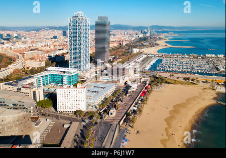 Vue aérienne de la ville de Barcelone avec des gratte-ciel sur la côte Méditerranéenne Banque D'Images