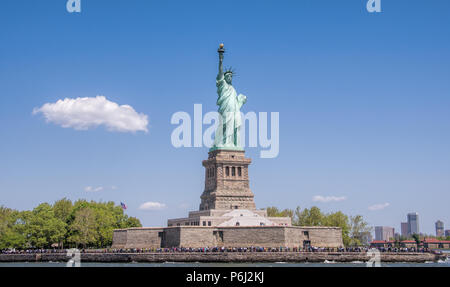 22 mai 2015 - New York City, USA. Célèbre Statue de la liberté la sculpture, un monument, le symbole de la liberté, une attraction touristique située à New York City Banque D'Images