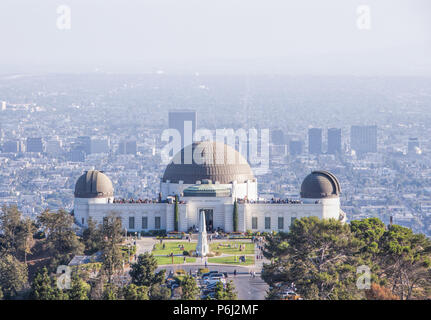 4 Septembre 2016 - Los Angeles, USA. Célèbre musée de l'Observatoire Griffith s'appuyant sur les collines de Hollywood. De nombreux touristes se rendant sur planetarium avec sceni Banque D'Images