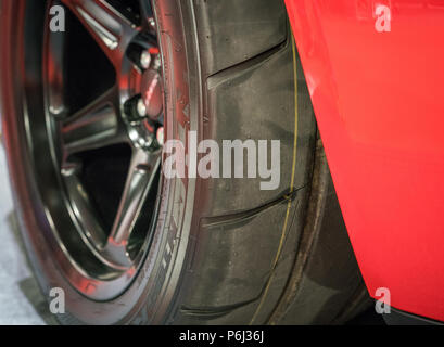 19 mai 2018 - Londres, Angleterre. Close up of Nitto NPOUR5R monté sur des pneus radiaux glisser red American Muscle Car - Dodge Challenger SRT. Banque D'Images