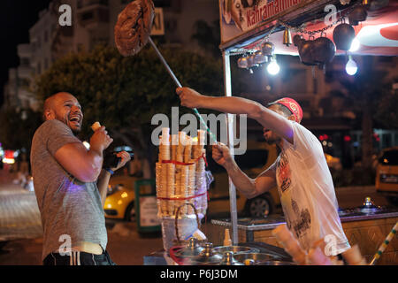 Alanya, Turquie - 15 juin 2018 : l'homme en costume traditionnel turc turk vente icecream sur une rue. Banque D'Images