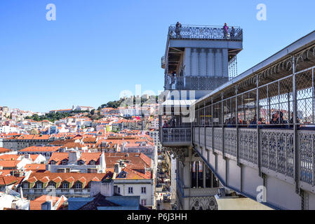 Vue de Lisbonne depuis le haut de l'Elevador de Santa Justa Lookout Point. en haut le château est connu sous le nom de Jorge Banque D'Images