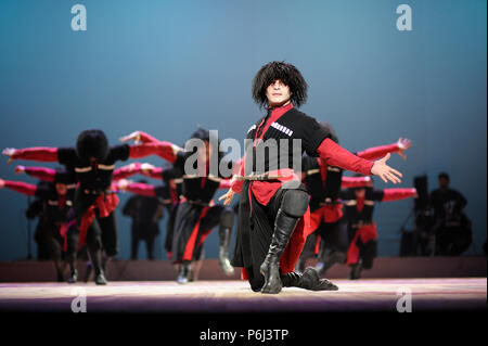 Les danseurs de danse géorgienne natif avec sabres. Sukhishvili, le Ballet national de Géorgie. Mars 10,2018. Kiev, Ukraine. Banque D'Images