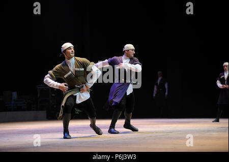 Les danseurs de danse géorgienne natif avec sabres. Sukhishvili, le Ballet national de Géorgie. Mars 10,2018. Kiev, Ukraine. Banque D'Images