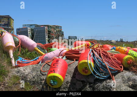 Les bouées multicolores, des filets, des cordes et des casiers à homard faire une scène colorée au village de pêcheurs de Peggy's Cove, sur la côte de la Nouvelle-Écosse Bluenose Banque D'Images