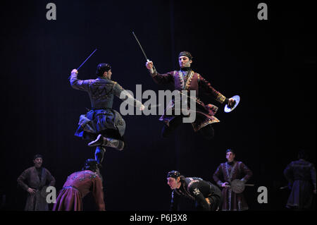 Les danseurs de danse géorgienne natif avec sabres. Sukhishvili, le Ballet national de Géorgie. Mars 10,2018. Kiev, Ukraine. Banque D'Images