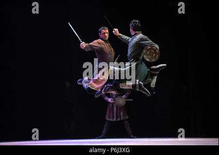 Les danseurs de danse géorgienne natif avec sabres. Sukhishvili, le Ballet national de Géorgie. Mars 10,2018. Kiev, Ukraine. Banque D'Images