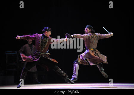 Les danseurs de danse géorgienne natif avec sabres. Sukhishvili, le Ballet national de Géorgie. Mars 10,2018. Kiev, Ukraine. Banque D'Images