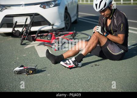 Cycliste Asie blessé sur le street bike après accident collision voiture et moto. Banque D'Images