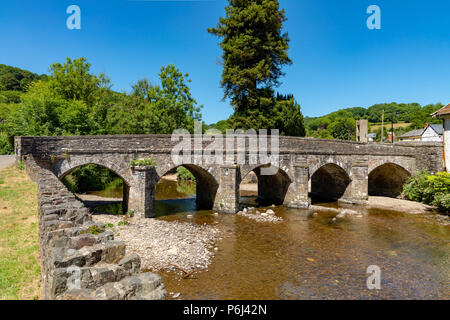 Angleterre Somerset Dulverton, 27 juin 2018 Vieux pont de pierre sur la rivière Barle Banque D'Images