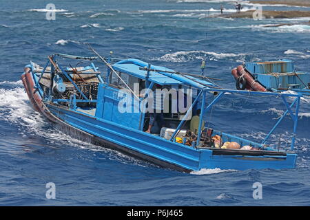 Bateau de pêche en mer agitée d'avril à Taiwan Banque D'Images