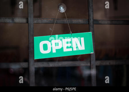 Open sign sur vitrine - open sign sur porte Banque D'Images