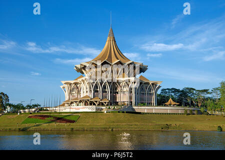 Bâtiment de l'Assemblée de l'État de Sarawak et de la rivière Sarawak Kuching Sarawak, Malaisie Banque D'Images