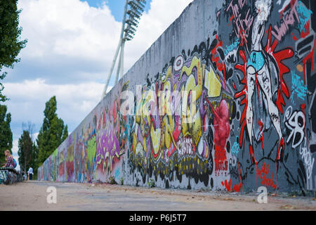 Berlin, Allemagne - juin 2018 : mur de graffiti à la Berlin Mauerpark, ancien boder entre l'Est et l'ouest de Berlin Banque D'Images