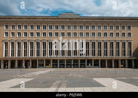 Berlin, Allemagne - juin 2018 : l'Aéroport International de Tempelhof (Flughafen Tempelhof), un ancien des aéroports de Berlin, Allemagne Banque D'Images