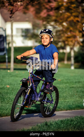 Young boy riding bike dans son parc de quartier MR © Myrleen Pearson .....Ferguson Cate Banque D'Images