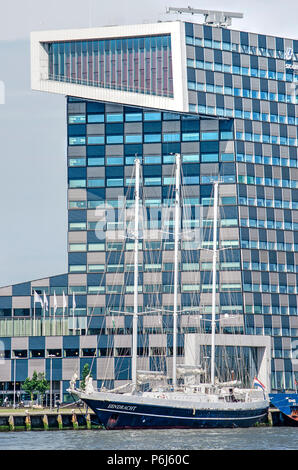 Rotterdam, Pays-Bas, le 31 mai 2018 : trois yacht mât De Eendracht amarré au quai près du Collège d'expédition et de transport Banque D'Images