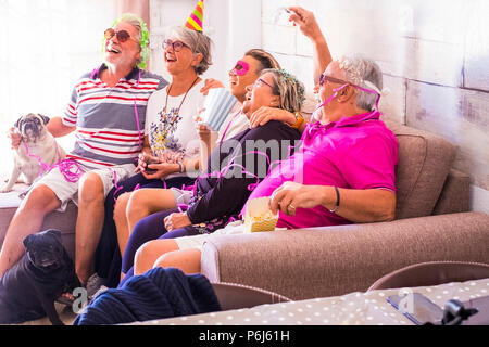Groupe de gens heureux belle grande famille des âges différents pères et neveu profiter de drôles de loisirs moments ensemble à la maison au cours d'une célébration comme carn Banque D'Images