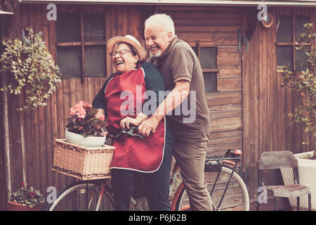 Les personnes de race blanche Nice profiter tant à l'extérieur loisirs sur un seul vélo comme un fou. lauhing ensemble moments drôles à la maison à l'extérieur du filtre et la couleur vintage. Banque D'Images