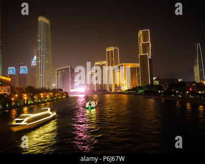 Tianjin, Chine - Septembre 2017 : ferries sur la rivière Hai à Tianjin dans la nuit Banque D'Images