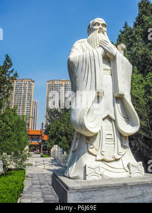 Grande sculpture de la grande philosophe chinois Confucius au temple de Confucius à Tianjin, Chine Banque D'Images