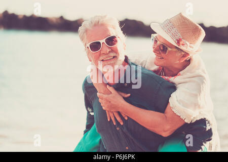 Couple bonheur peuples caucasiens et profiter de l'activité de loisirs de plein air sourire pendant les vacances d'été. l'amour pour toujours ensemble et pour un homme laughi Banque D'Images