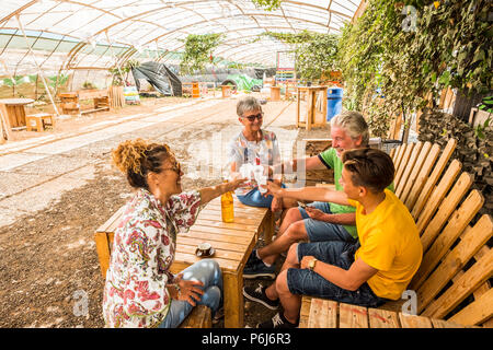 Toute la famille de l'adolescent à la mère à grand-pères célébrer ensemble dans un bar extérieur restaurant à la nature. Le bonheur tous ensemble avec le sourire Banque D'Images