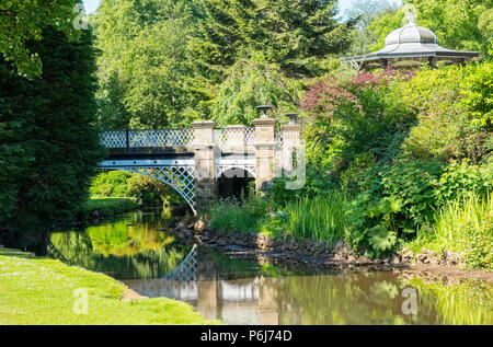 Buxton, Derbyshire. Le Pavillon des jardins avec la rivière Wye qui la traverse Banque D'Images