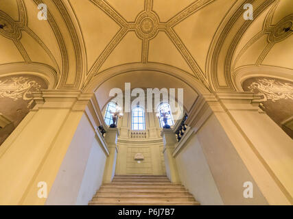 Intérieur de la bibliothèque centrale de l'Université ELTE. L'Université Eotvos Lorand (ELTE) est la plus grande et la plus ancienne université en Hongrie. Banque D'Images