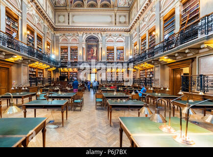 Intérieur de la bibliothèque centrale de l'Université ELTE. L'Université Eotvos Lorand (ELTE) est la plus grande et la plus ancienne université en Hongrie. Banque D'Images