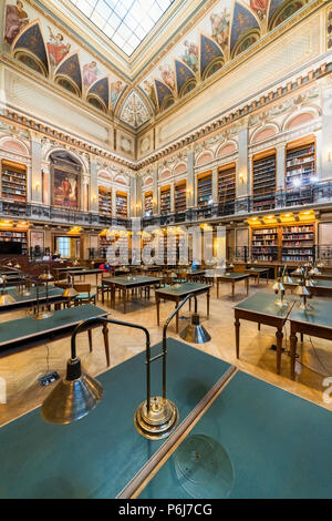 Intérieur de la bibliothèque centrale de l'Université ELTE. L'Université Eotvos Lorand (ELTE) est la plus grande et la plus ancienne université en Hongrie. Banque D'Images