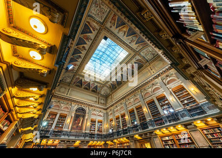 Intérieur de la bibliothèque centrale de l'Université ELTE. L'Université Eotvos Lorand (ELTE) est la plus grande et la plus ancienne université en Hongrie. Banque D'Images