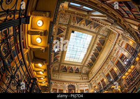 Intérieur de la bibliothèque centrale de l'Université ELTE. L'Université Eotvos Lorand (ELTE) est la plus grande et la plus ancienne université en Hongrie. Banque D'Images