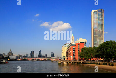 Le bâtiment Oxo avec Blackfriars Bridge et Saint Paul dans l'arrière-plan, Londres, Angleterre, Europe Banque D'Images