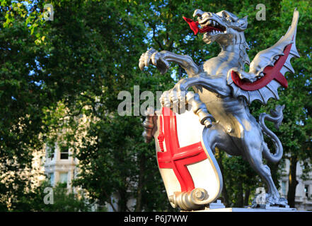 L'un des deux ' ville de Londres' Dragon balisés le long de la Tamise, Londres, Angleterre, Europe Banque D'Images