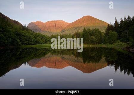 Une soirée d'été à la Torren Lochan. La photo a été prise sur une soirée encore avec beaucoup de réflexions de la pic de Bidean Nam Bian à Glencoe Banque D'Images