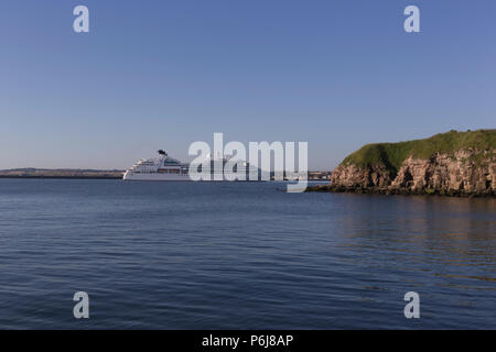 Seabourn Quest entrant dans la rivière TYne Banque D'Images