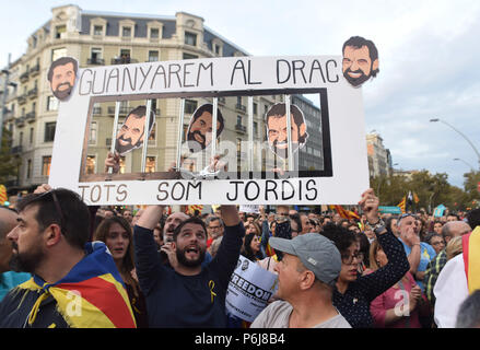 21 octobre 2017 - Barcelone, Espagne : Des centaines de milliers de pro-indépendantistes catalans protester contre quelques heures après le gouvernement espagnol a annoncé qu'ils étaient à l'aide de l'article 155 de la constitution espagnole d'imposer une règle et retirer les dirigeants catalans du pouvoir. Manifestation de masse des Catalans en faveur de l'indépendance et pour la libération des prisonniers politiques peu apres l'annonce utilizerait Madrid que l'article 155 de la constitution pour reprendre le controle du gouvernement catalan.*** LA FRANCE / PAS DE VENTES DE MÉDIAS FRANÇAIS *** Banque D'Images