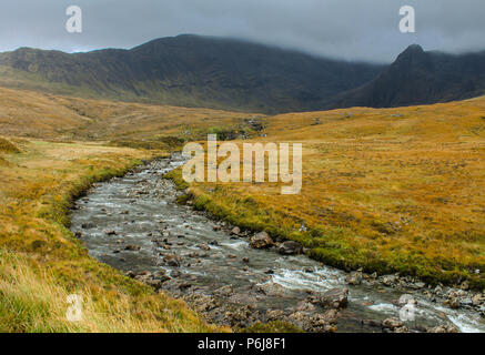 Photo de stream et montagnes à la fée des piscines, île de Skye, en Ecosse. Banque D'Images